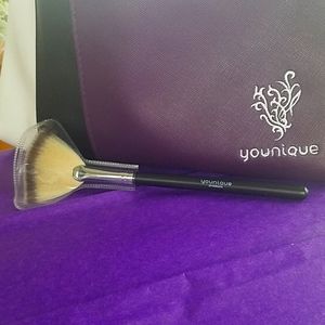 Younique Fan Brush
